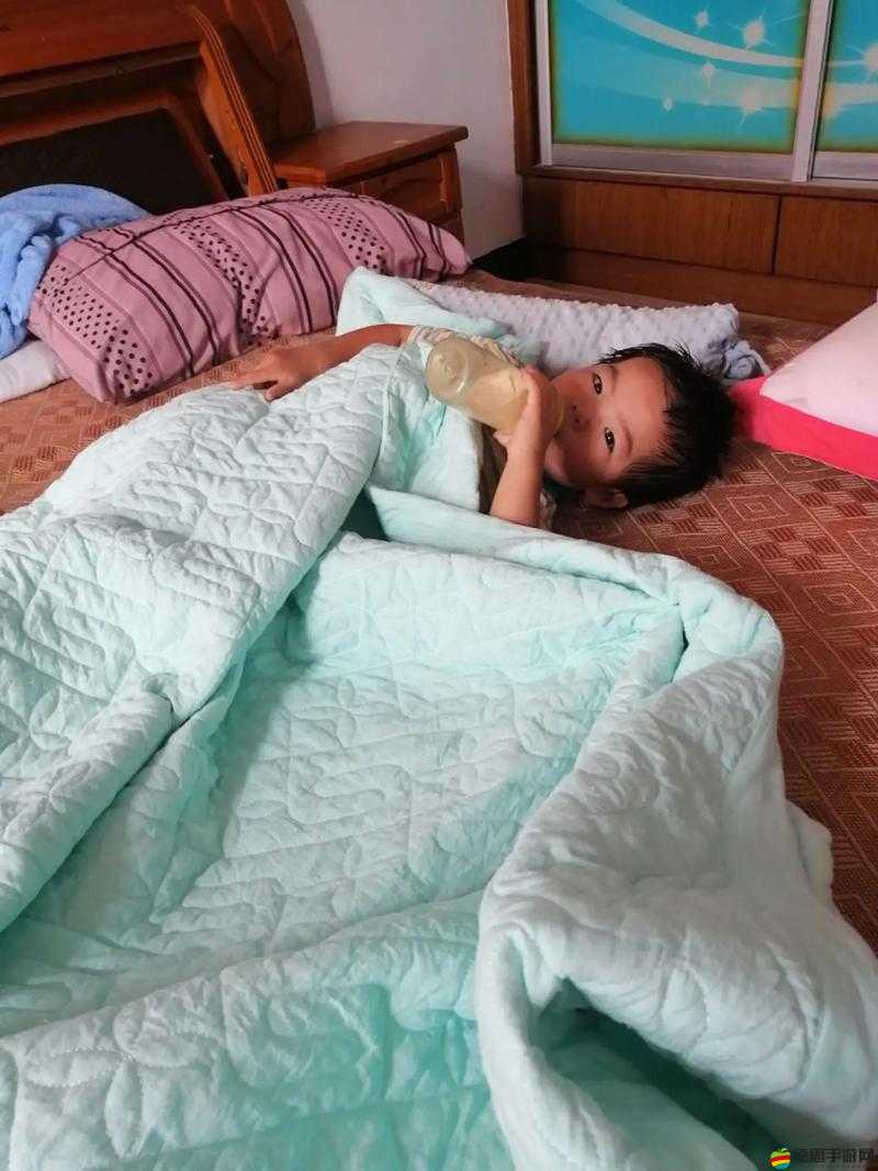 兩個人造孩子不蓋被子：令人擔憂的場景