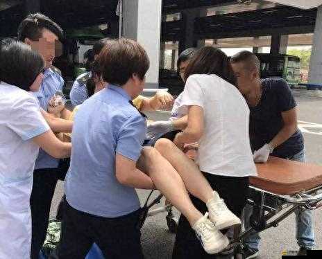 光天化日之下，女子全身赤裸一絲不掛，究竟是道德的缺失還是人性的淪喪？