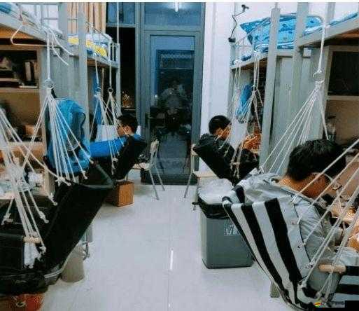 大學男生宿舍私密畫面泄露，究竟是誰在作祟？