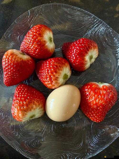 蜜絲婷大草莓與小草莓的獨(dú)特對(duì)比及魅力呈現(xiàn)
