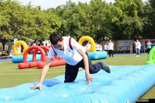 超級凌亂的校園運動會：彈窗干擾下的混亂場景