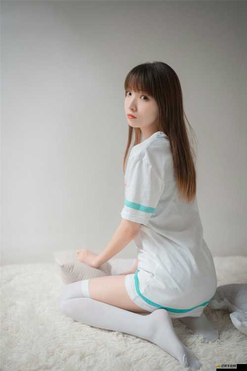 魅惑迷人：91 白絲少女的清純誘惑