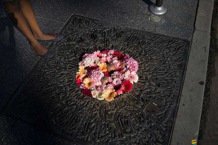 ：美女露尿孔露奶頭，究竟是藝術還是低俗？