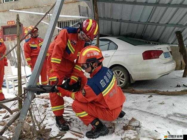 被壓到落地玻璃窗前緊急救援：全力展開生死營救行動(dòng)