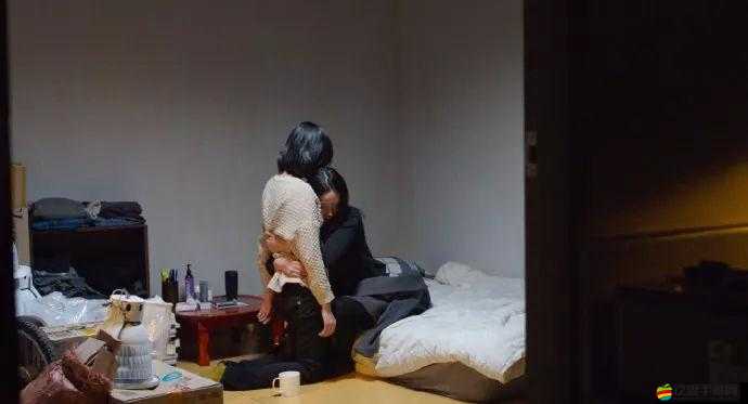 ：岳故意裝睡讓我挺進(jìn)去觀看：窺探的禁忌之愛