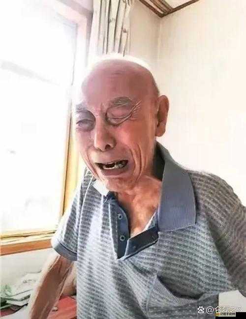 ：老頭，你也來玩玩嘛：震驚一老人竟當眾脫褲子叫老頭