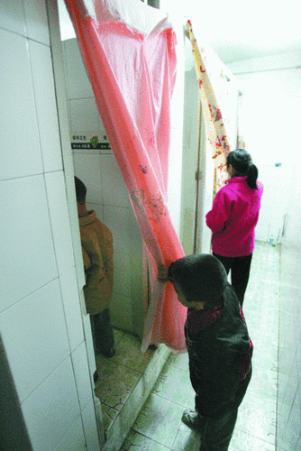 男子多次公廁偷拍女性隱私 此類行為何時能休且如何嚴懲