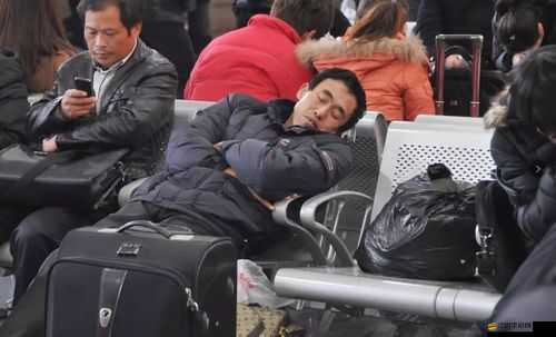 長途汽車上陌生人坐在最后一排：一段未知的旅途開始