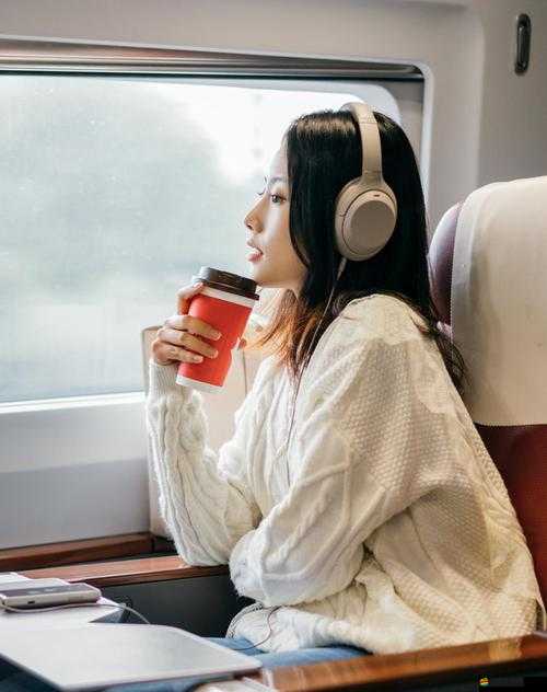 已滿十八歲，自此進入戴好耳機的世界開啟別樣精彩旅程