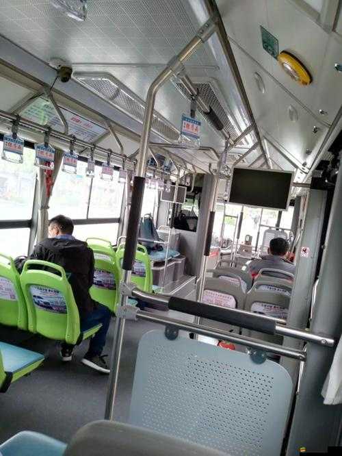 公交車最后一排的驚人一幕：C 白月的神秘故事