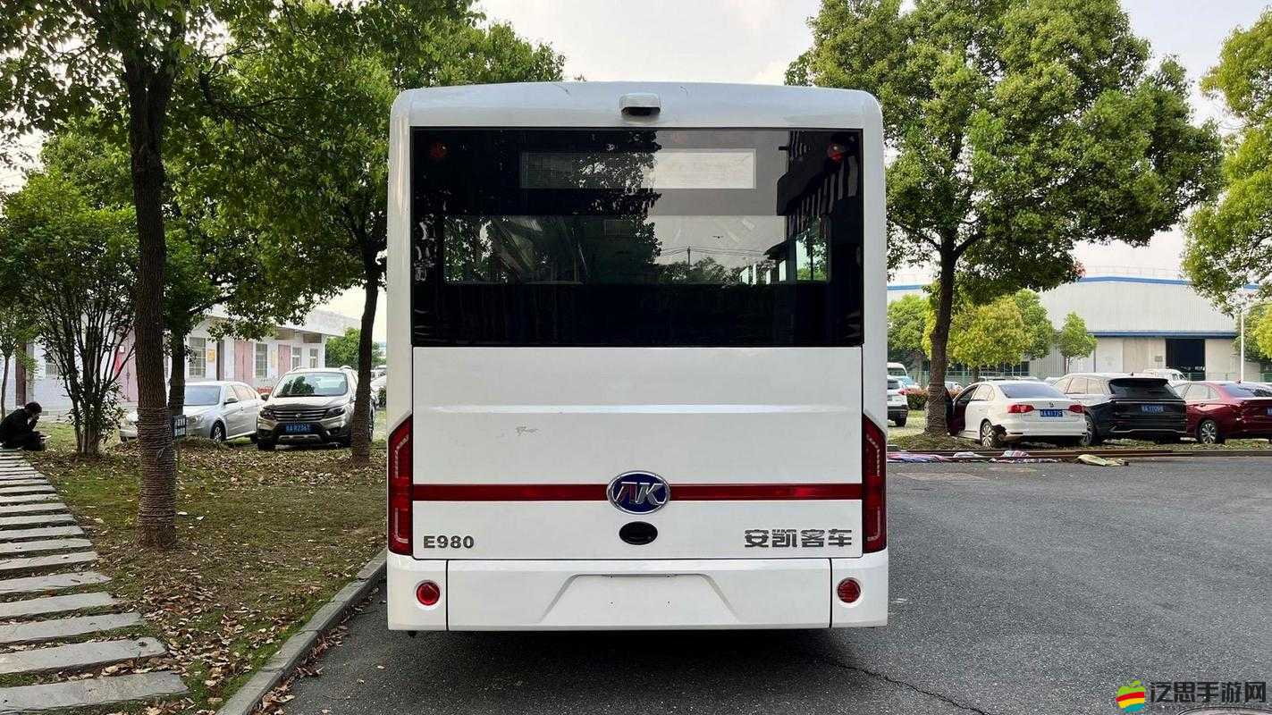 yinluan 小鎮公交車尺寸：長約 12 米，寬約 2.5 米，高約 3.2 米