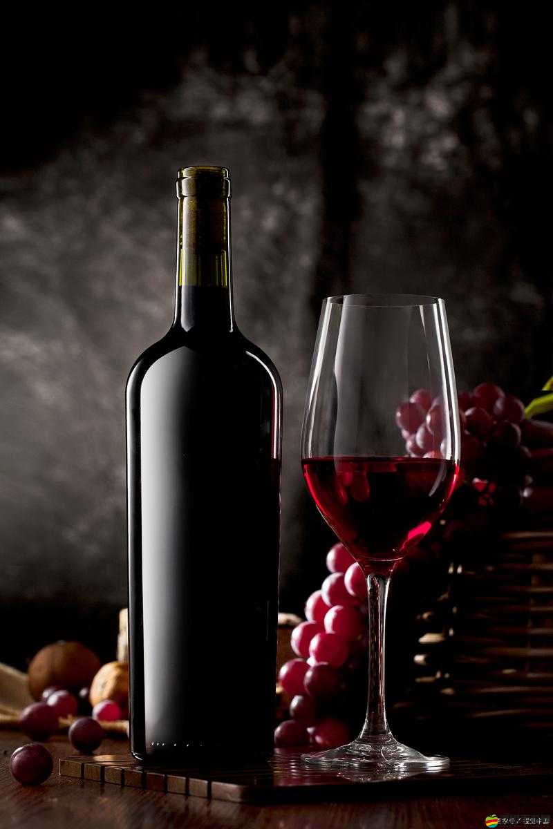 整瓶紅酒倒入下面，一飲而盡：極致體驗(yàn)還是冒險(xiǎn)行為？