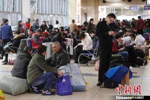 檢票員按尺寸驗票：乘客依次排隊有序上車