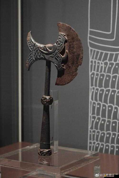 Raven掠奪者裝備揭秘，新月斧的演變史中隱藏著哪些不為人知的秘密？